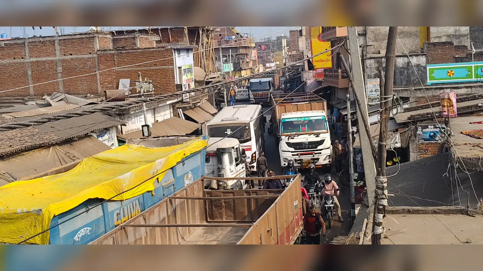 बालू लदे दो हाइवा व एक ट्रक जब्त, प्राथमिकी