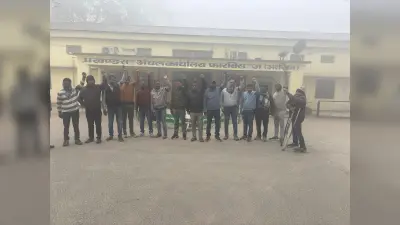 फारबिसगंज प्रखंड में राजस्व कर्मचारियों का काला पट्टी प्रदर्शन