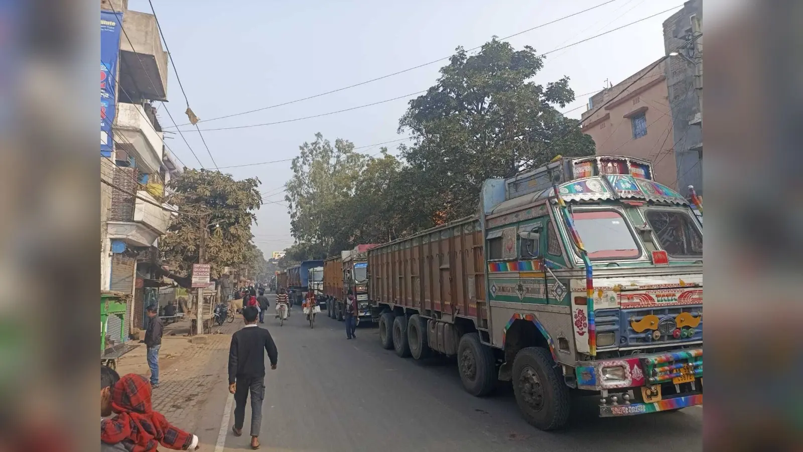 शिवाजी चौक पर बालू लोडेड ट्रक का टूटा गुल्ला, सात घंटे तक लगा रहा जाम