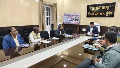 भू-अर्जन कोर्ट में लंबित मामलों के निष्पादन में लाएं तेजी : डीएम