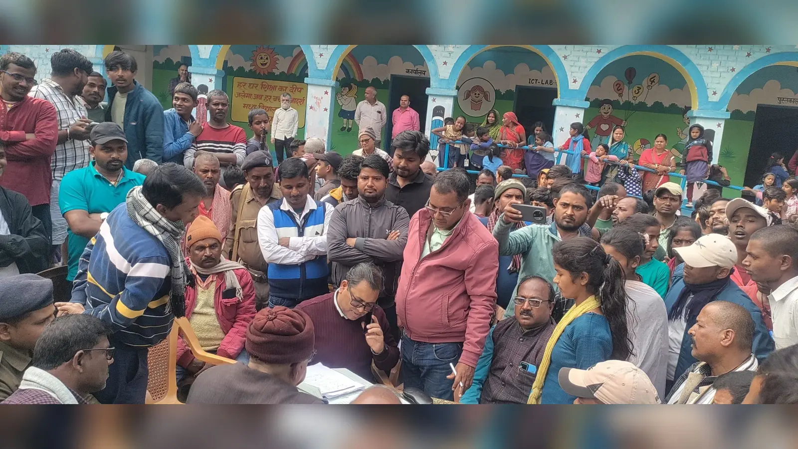 एचएम पर एमडीएम चावल चोरी का आरोप, ग्रामीणों ने किया हंगामा