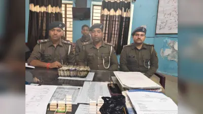 कोढ़ा के जुराबगंज से पांच लाख बरामद कर सीतामढ़ी पुलिस को सौंपा