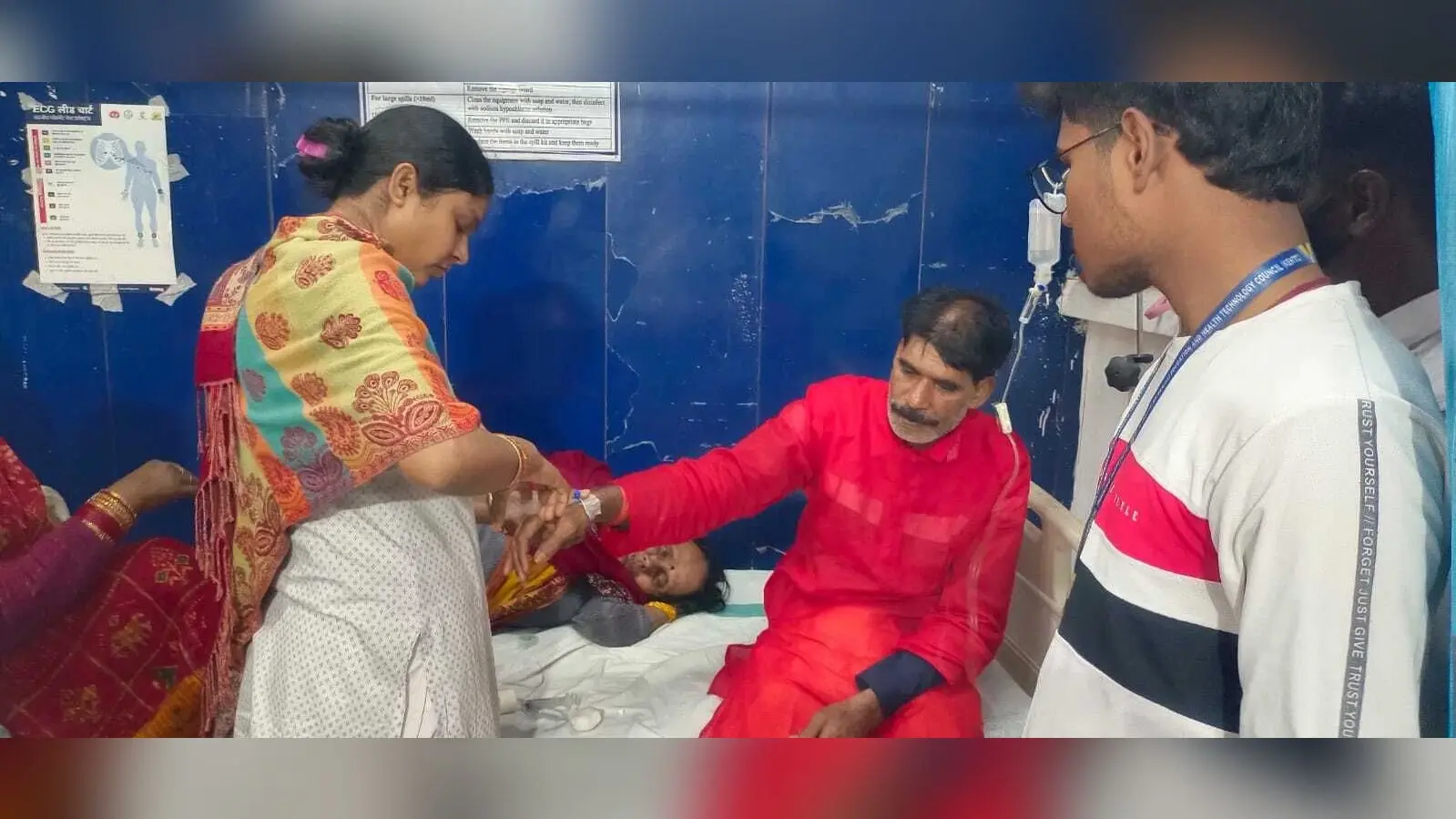 फूड प्वाइजनिंग से तीन कांवरियों की बिगड़ी तबीयत, भर्ती