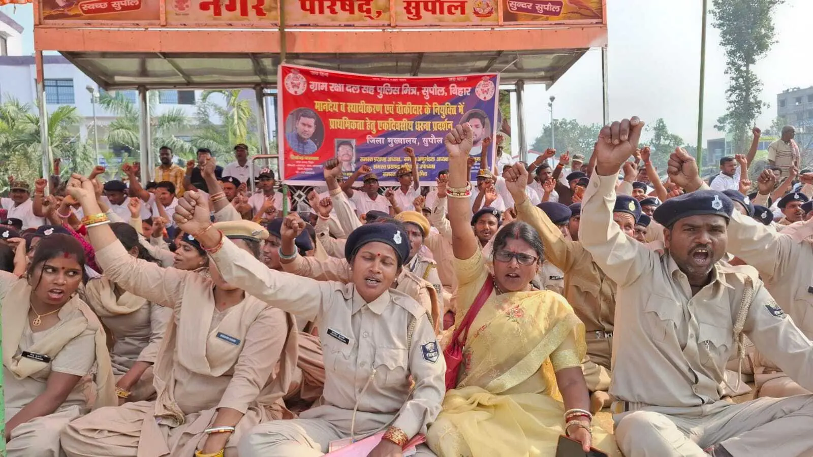 पुलिस मित्रों ने किया धरना प्रदर्शन