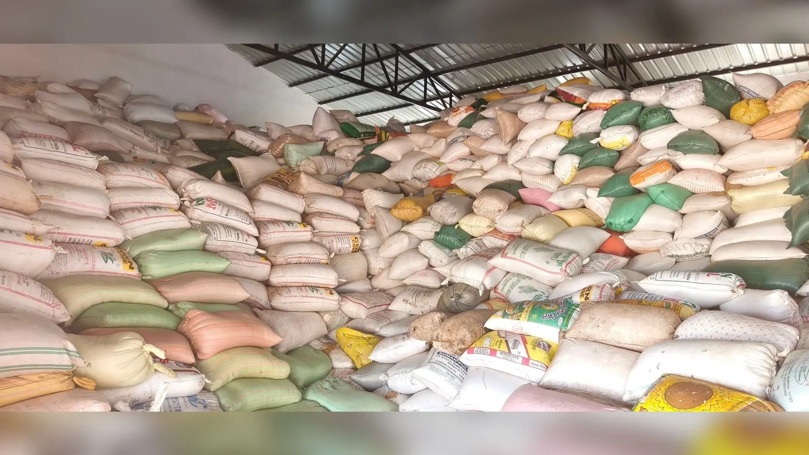 Bokaro News: गोदाम भरे, मिल से उठाव ठप, पैक्सों का चक्कर काट रहे किसान