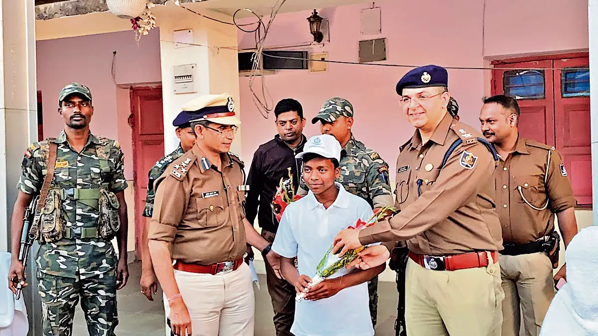 Rourkela News : नक्सली संगठन सीपीआइ-माओवादी के लोकल गुरिल्ला दस्ते का सदस्य प्रभु ने किया सरेंडर