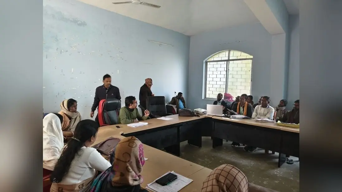 आवास निर्माण में लायें तेजी, सावधानी पूर्वक वोटर लिस्ट पुनरीक्षण का करें कार्य : बीडीओ