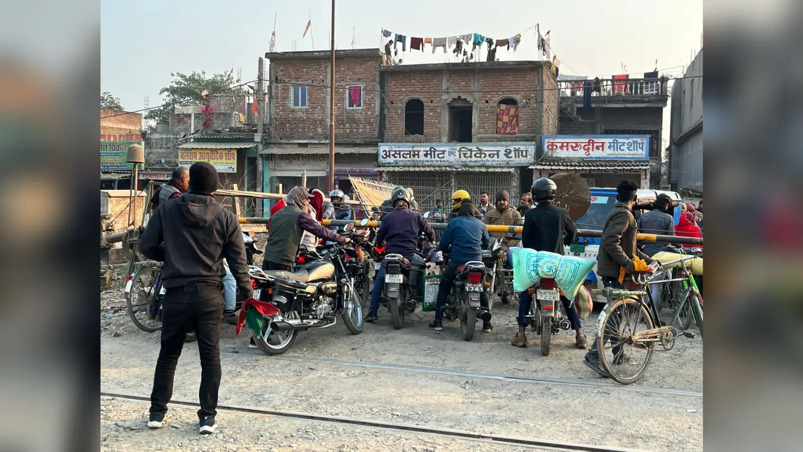 धीमी गति से हो रहा है ओवरब्रिज निर्माण, फाटक पार करने में हो रही परेशानी
