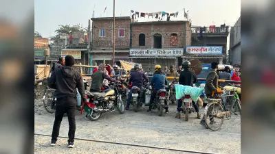 धीमी गति से हो रहा है ओवरब्रिज निर्माण, फाटक पार करने में हो रही परेशानी