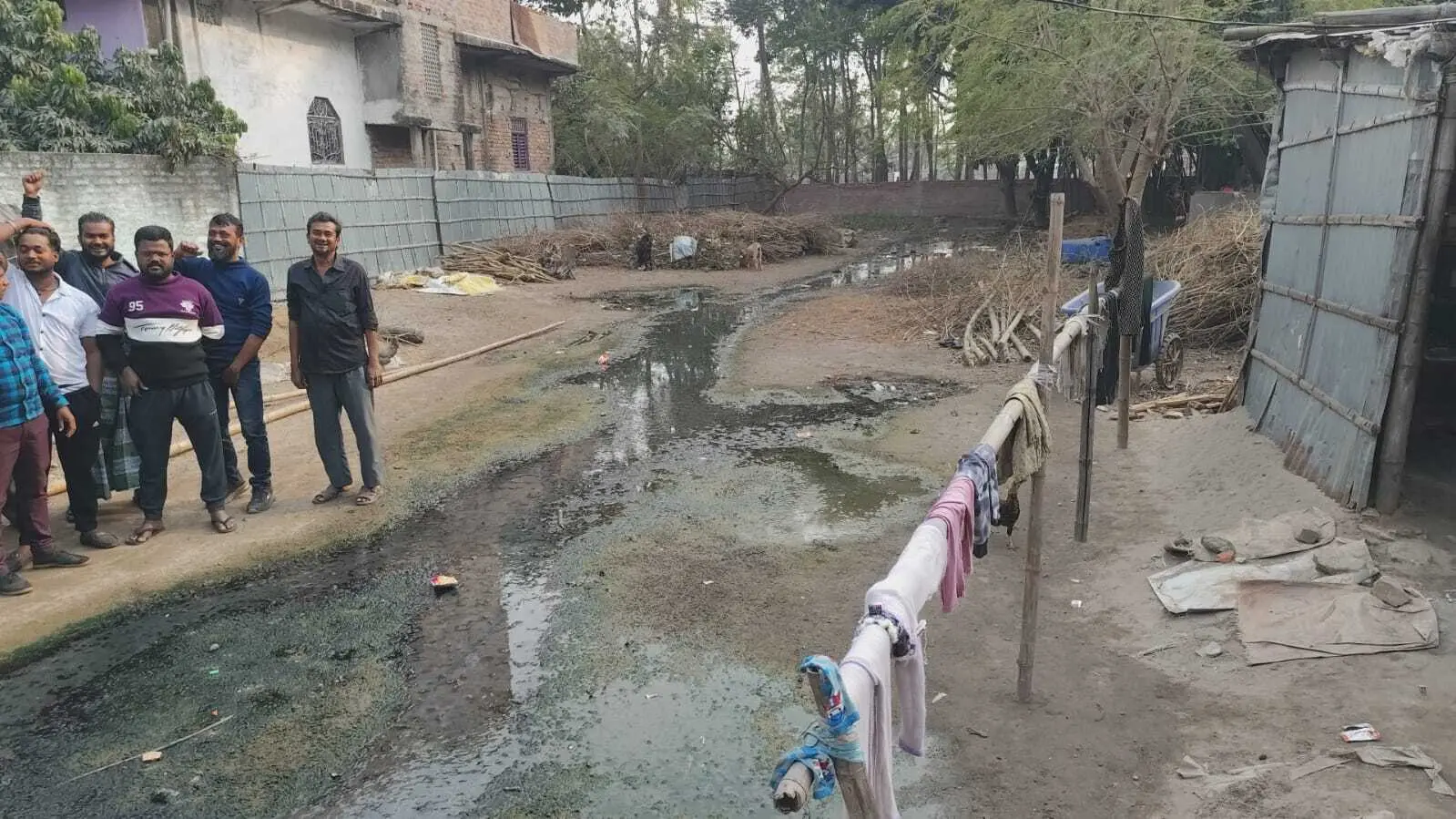 नाले की बदहाली से त्रस्त लोगों ने नपं के खिलाफ किया हंगामा