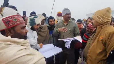 भूदान के पर्चाधारियों ने जमीन पर दखल कब्जा दिलाने की मांग को लेकर एसएच जाम कर किया प्रदर्शन