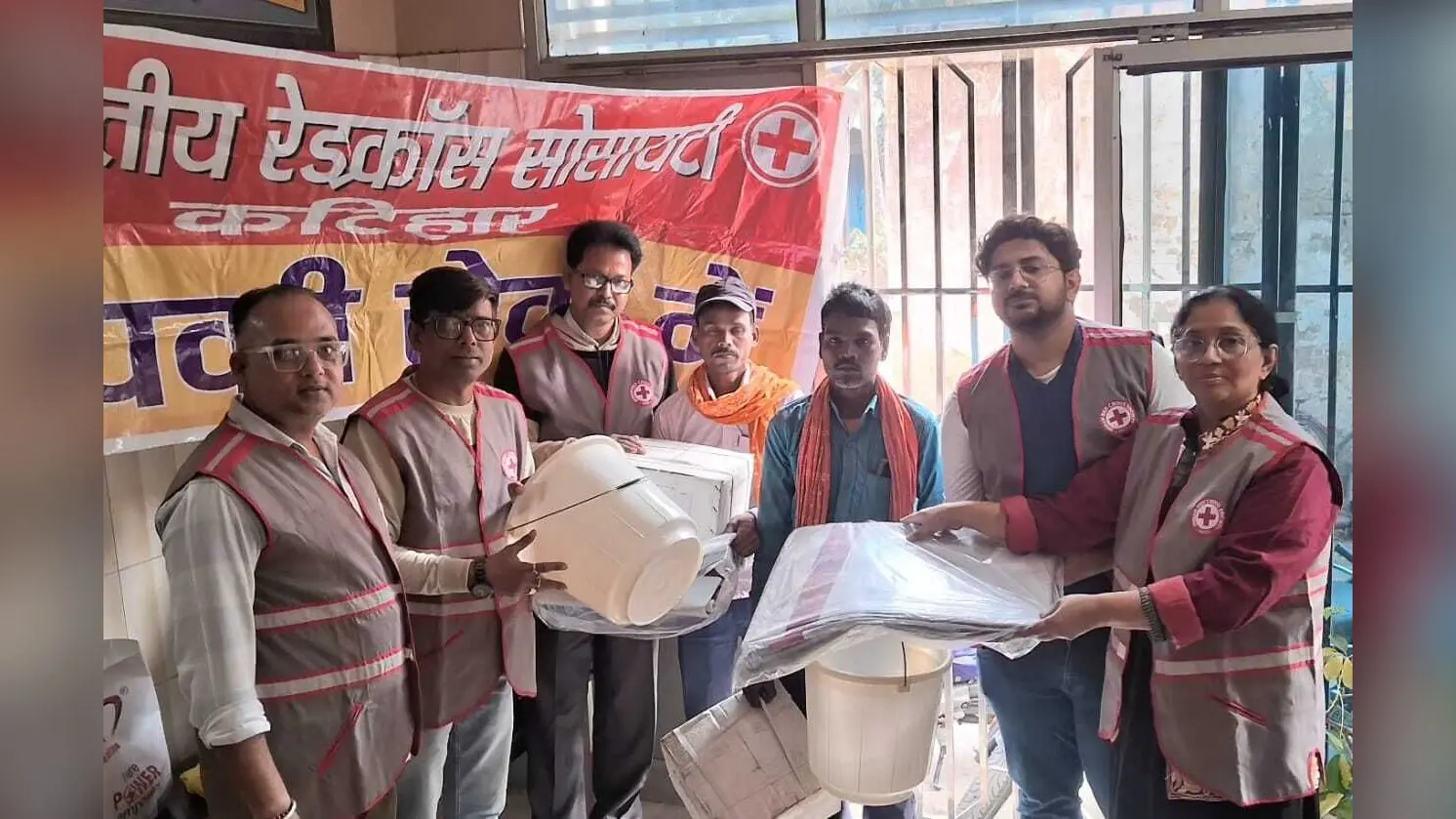 रेडक्रांस ने अग्निपीड़ित परिवारों के बीच राहत सामग्री का किया वितरण