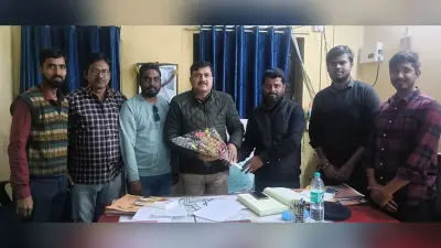 नगर थानाध्यक्ष पुस्तक भेंट की, शराबियों पर नकेल की मांग