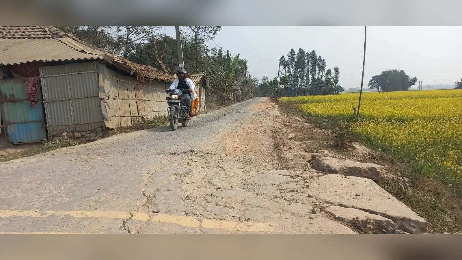 रेलवे टेंडर के संवेदों के कारण सड़क हुआ जर्जर, आवगामन में उठानी पड़ रही परेशानी