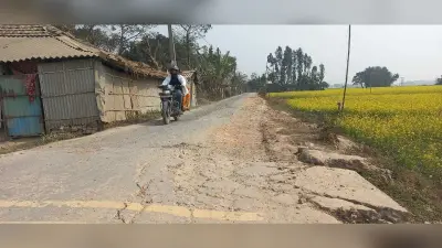 रेलवे टेंडर के संवेदों के कारण सड़क हुआ जर्जर, आवगामन में उठानी पड़ रही परेशानी