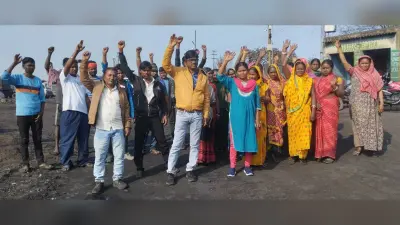 Dhanbad News : निर्दोष को जेल भेजने का आरोप, मजदूरों ने किया प्रदर्शन, ट्रांसपोर्टिंग व लोडिंग की ठप