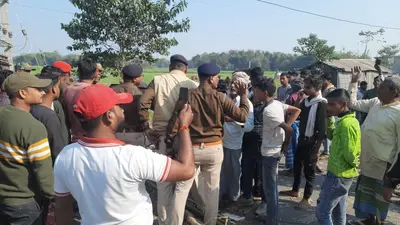 तीन दिनों से बिजली गुल रहने पर ग्रामीणों ने किया सड़क जाम