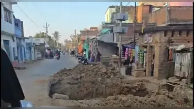 सड़क पर पुलिया निर्माण कार्य की धीमी रफ्तार से लोगों में आक्रोश
