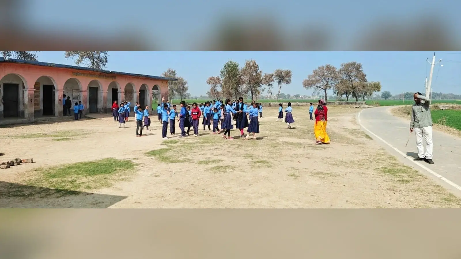 मध्यांतर में शिक्षकों को सड़क पर खड़े होकर करनी पड़ती है बच्चों की निगरानी