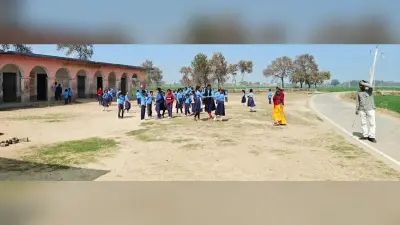 मध्यांतर में शिक्षकों को सड़क पर खड़े होकर करनी पड़ती है बच्चों की निगरानी