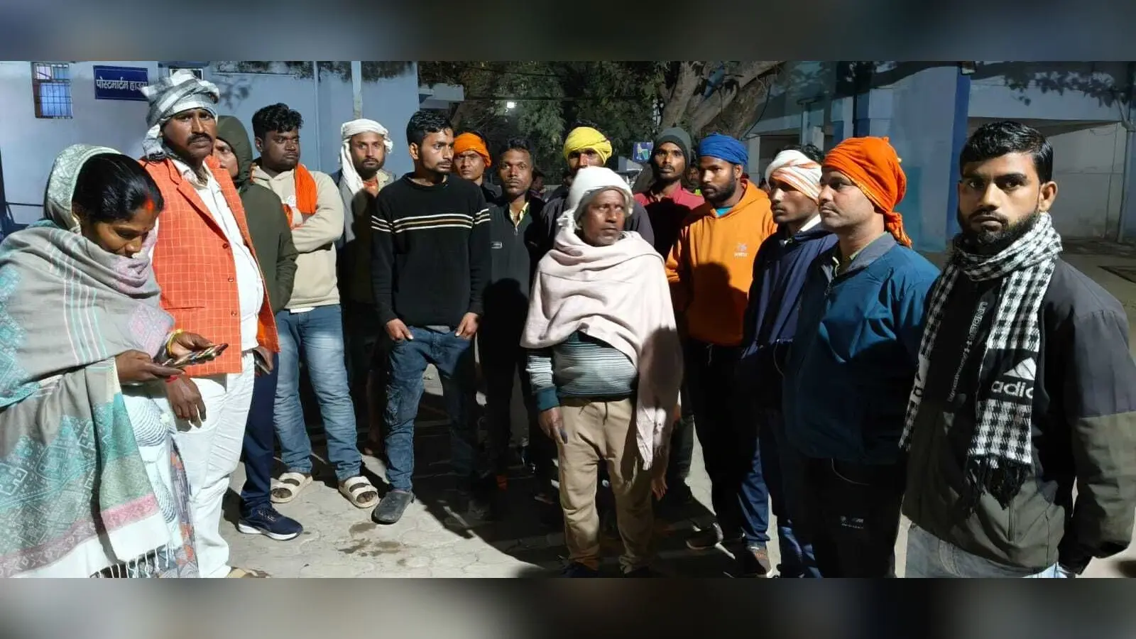 ओवरहेड बैरियर से टकराकर बैंडपार्टी सदस्य की मौत
