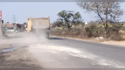 सड़क किनारे फ्लाई ऐश गिराने से लोग परेशान