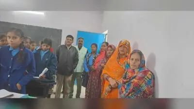 विद्यालय के बड़े कमरों में पार्टीशन कर एचएम ने दो वर्ग कक्ष का कराया संचालन