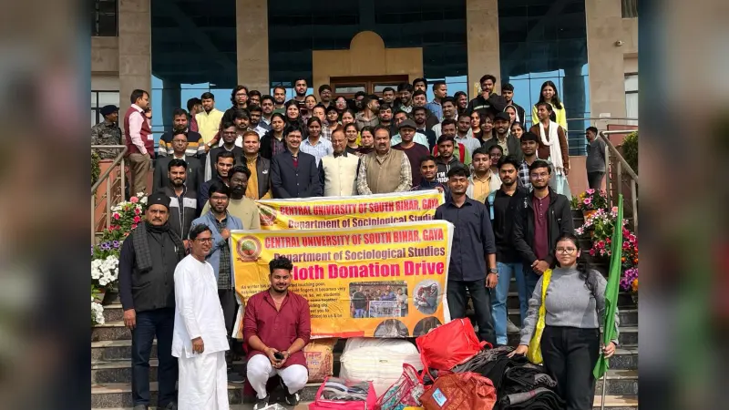 सीयूएसबी के छात्रों ने जरुरतमंदों में बांटे कपड़े