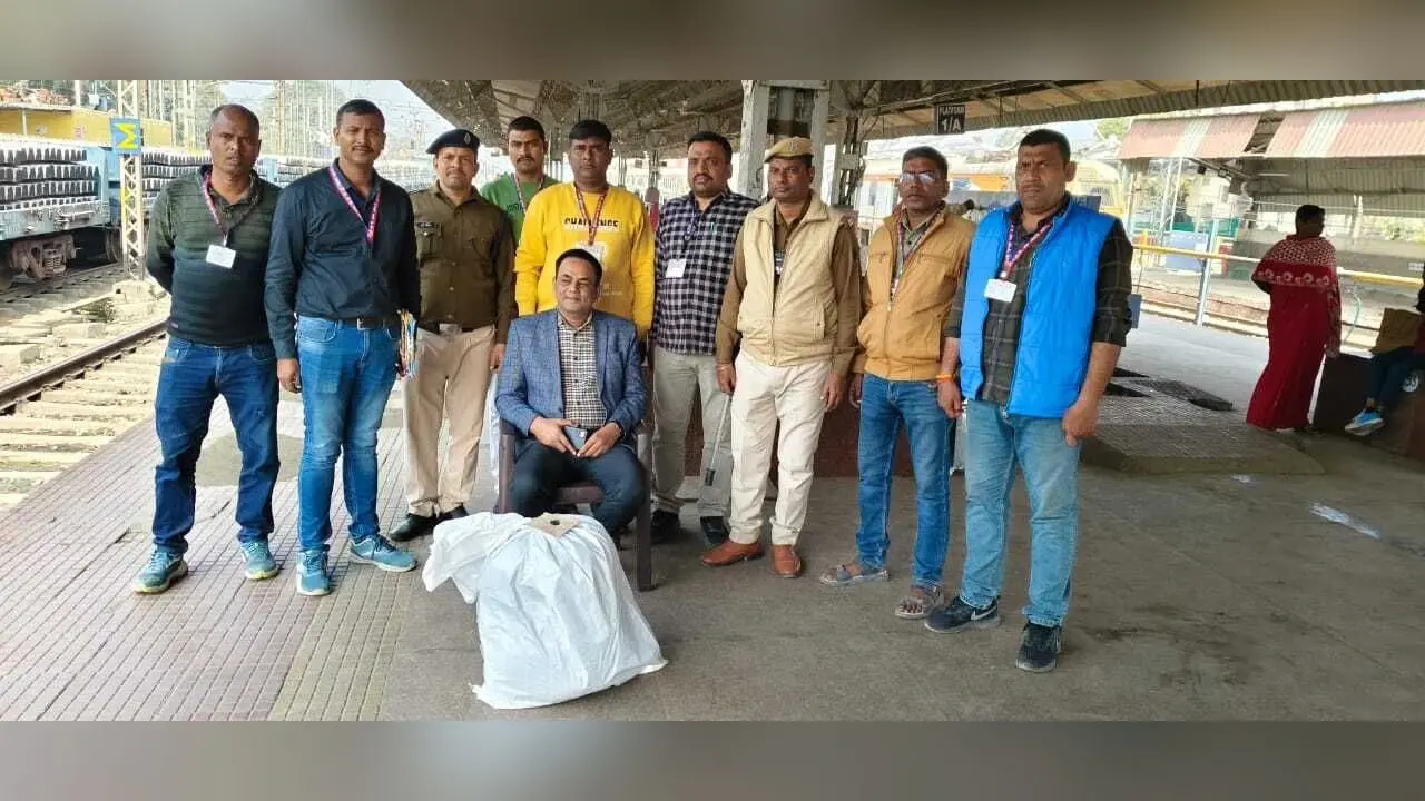 गया जंक्शन पर चार लाख रुपये का आठ किलो गांजा जब्त