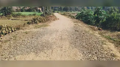सड़क निर्माण कार्य को अधूरा, नहीं लगा बोर्ड