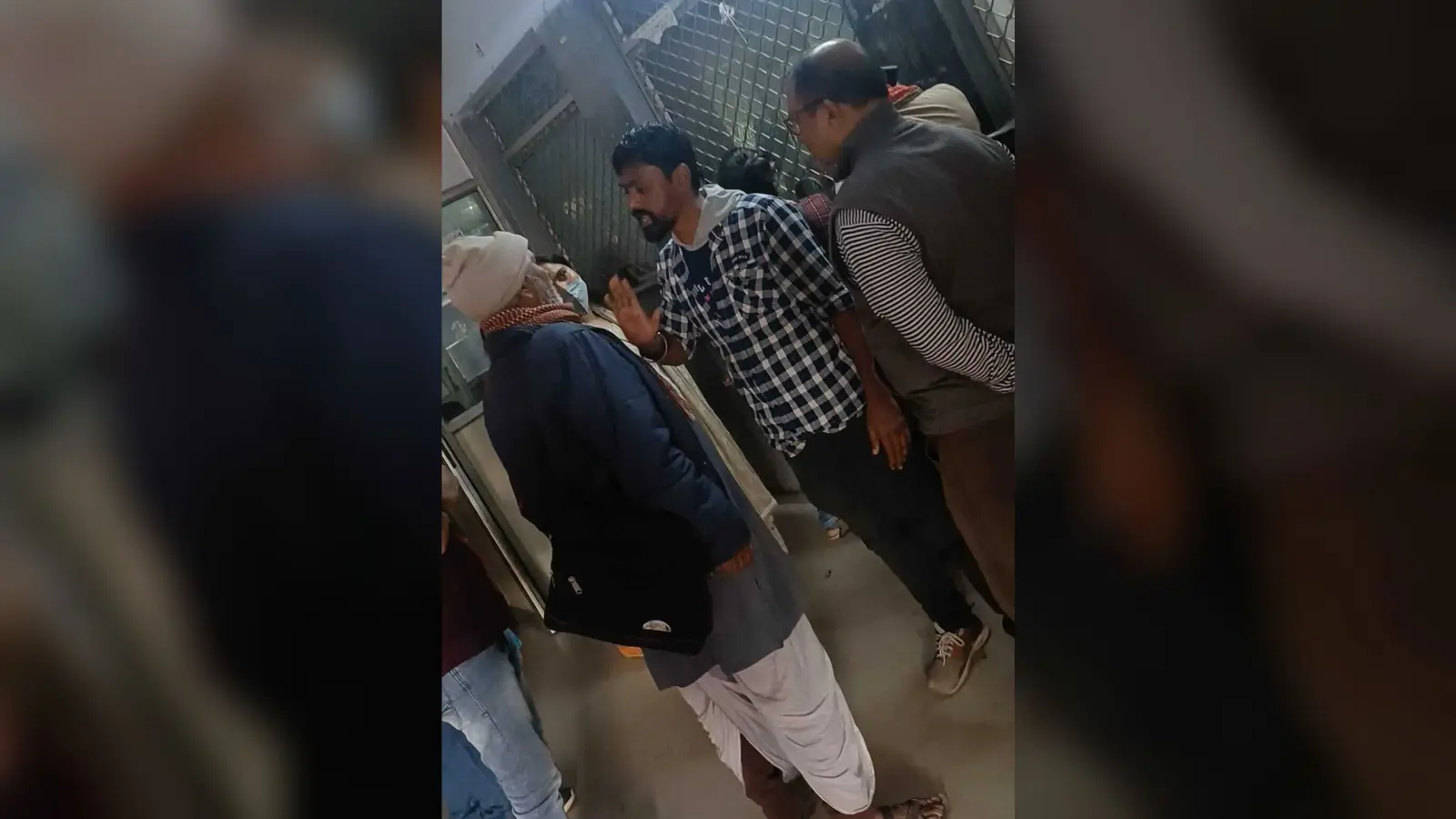 आधार निर्माण केन्द्र पर बिचौलिया हावी