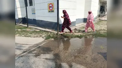 ओपीडी जाने वाले रास्ते में बह रहा शौचालय का गंदा पानी, मरीज व कर्मी दोनों परेशान