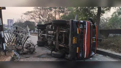 रेलिंग से टकरा कर कंटेनर पलटा