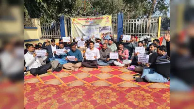 ग्रेड पे बढ़ाने व सुविधाओं की मांग को लेकर राजस्व कर्मचारियों का धरना
