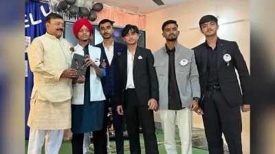 Deoghar news : महेंद्र मुनि में स्नेह मिलन समारोह, कक्षा 11वीं और 12वीं के विद्यार्थियों को दी विदाई