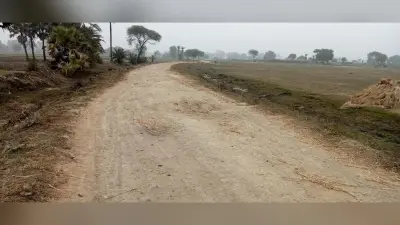 गड्ढों से भरी सड़कें पैदल और वाहन दोनों के लिए बनी चुनौती