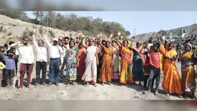 Bokaro News : विस्थापितों ने बंद हाइवाल आउटसोर्सिंग माइंस में किया विरोध प्रदर्शन