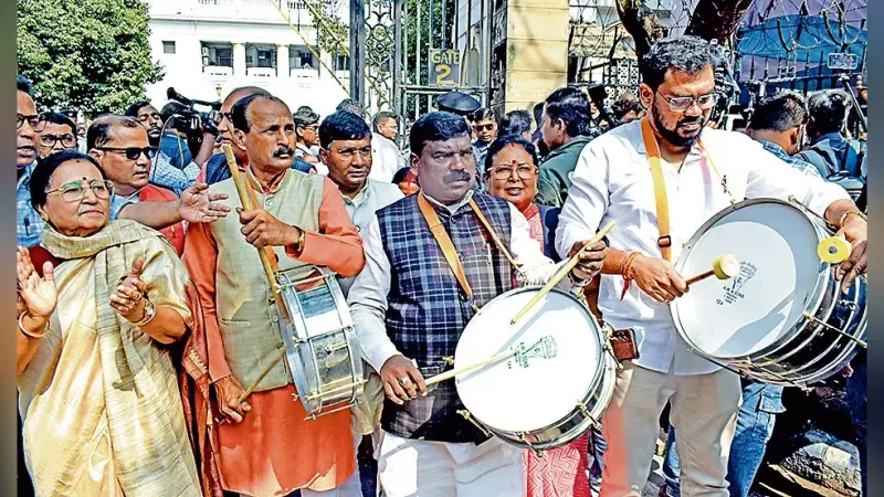डीए : कोर्ट के फैसले से खुश आंदोलनकािरयों ने बांटे लड्डू, बजे ढोल-नगाड़े भी