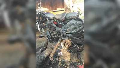 अज्ञात कारणों से लगी आग में एक ही परिवार के तीन वाहन जलकर बर्बाद