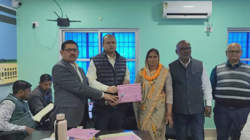 निर्विरोध निर्वाचित बनेलीपट्टी पैक्स अध्यक्ष व 10 सदस्यों को बीडीओ ने सौंपा प्रमाण पत्र