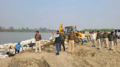 अवैध खनन पर प्रशासन का चला डंडा, कई नावों को किया गया नष्ट