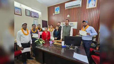 डीइओ ने शिक्षकों को दिया टीचर ऑफ द मंथ का अवार्ड