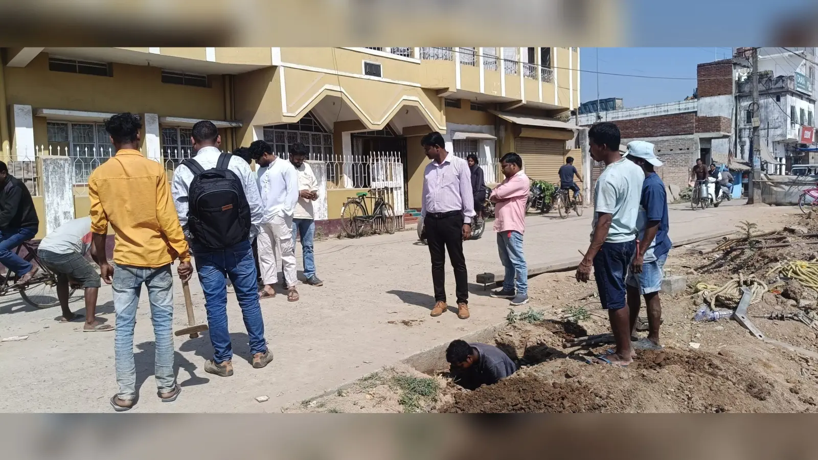 Chaibasa News : वाहन के धक्के से बिजली पोल टूटा, रातभर वार्ड 5 व 6 में ब्लैकआउट