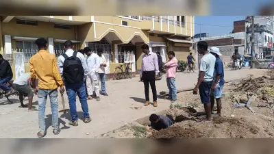 Chaibasa News : वाहन के धक्के से बिजली पोल टूटा, रातभर वार्ड 5 व 6 में ब्लैकआउट