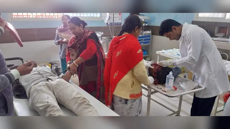 अनियंत्रित कार ने बाइक को मारी टक्कर, दो युवक घायल
