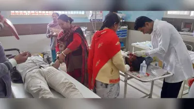 अनियंत्रित कार ने बाइक को मारी टक्कर, दो युवक घायल