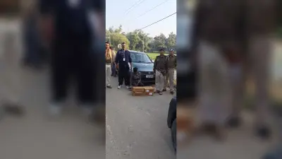 कार से 36 लीटर शराब के साथ तस्कर गिरफ्तार