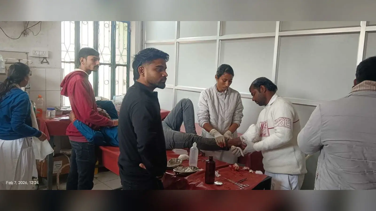 परीक्षा देने जा रहे दो छात्र सड़क दुर्घटना में घायल, रेफर