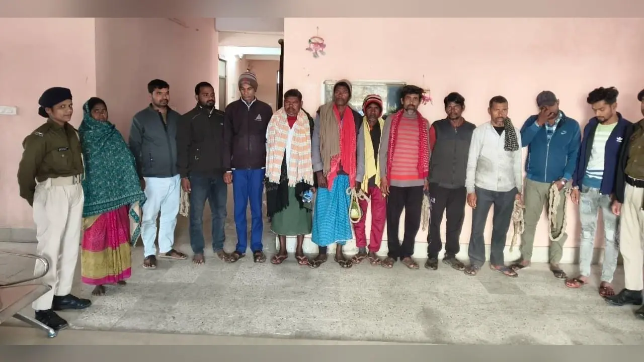 शराब के साथ एक महिला तस्कर व 11 शराबी गिरफ्तार