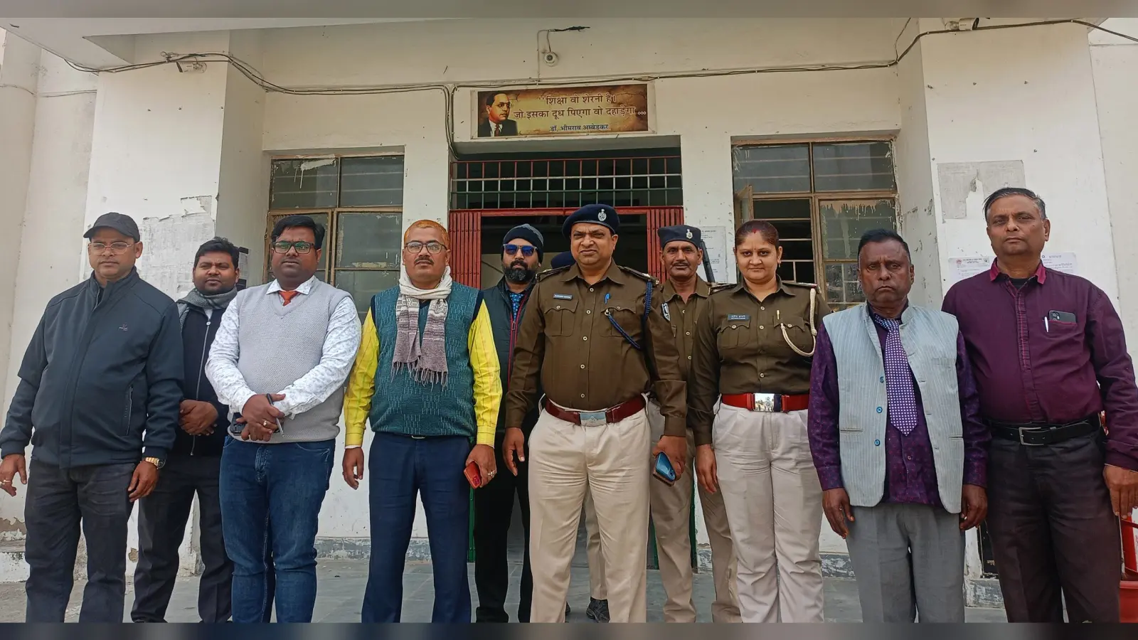 डाॅ भीमराम आंबेडकर आवासीय विद्यालय के छात्रों को थानाध्यक्ष ने पढ़ाया अनुशासन का पाठ